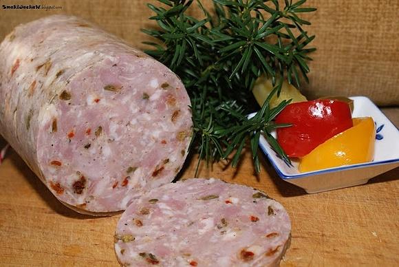 Mielonka z kolorowymi płatkami papryki słodkiej