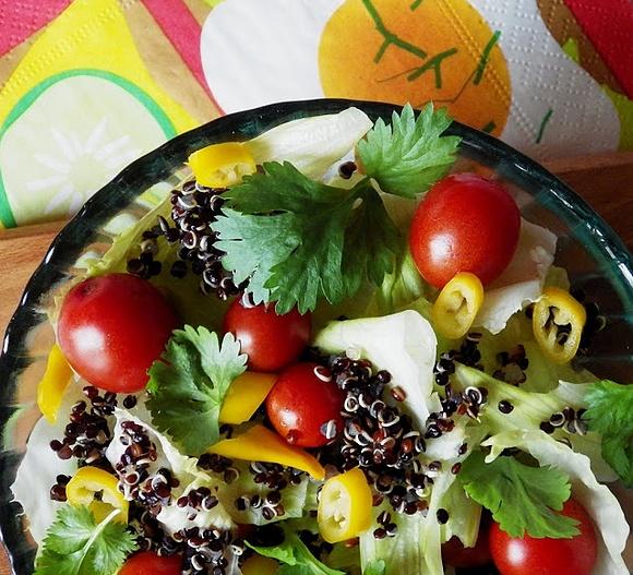 Prosta sałatka z czarną quinoą kolendrą i papryczką chili
