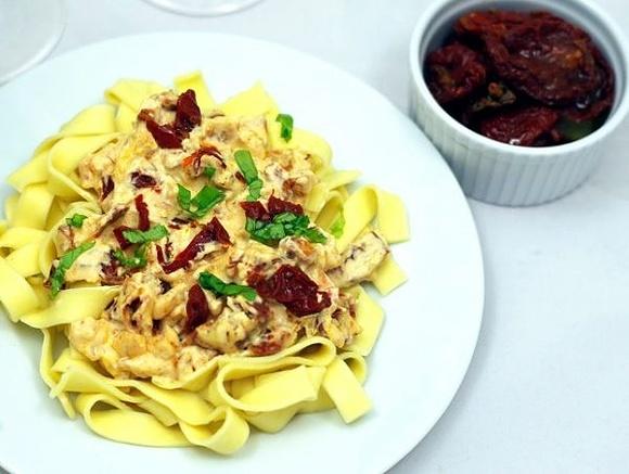 Makaron z mascarpone, suszonymi pomidorami i wędzonym kurczakiem