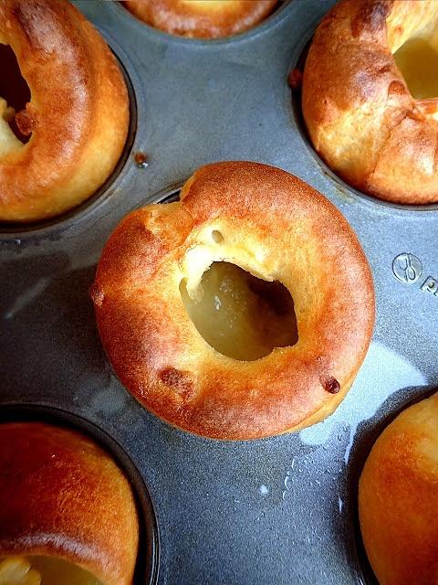 Yorkshire puddings - tradycyjna angielska potrawa z jajek, mąki i mleka
