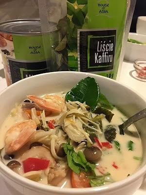 Tajska zupa kokosowa Tom Kha z krewetkami i grzybami