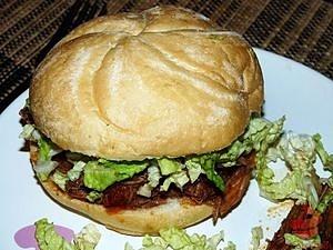 Pulled pork z wieprzowej karkówki w sosie słodko-kwaśnym