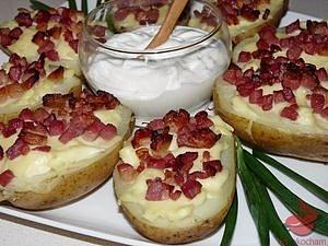 Pieczone młode ziemniaki z serkiem topionym i boczkiem