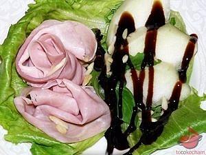 Szynka prosciutto z melonem w sałacie