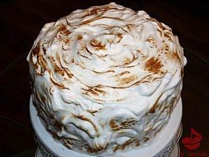 Tort czekoladowo-żurawinowy z bezą