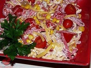 Sałatka z salami, serem żółtym i pomidorkami koktajlowymi