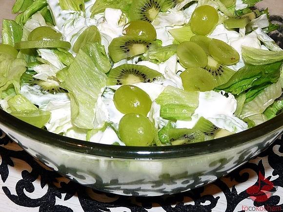 Sałata lodowa z kiwi i winogronem