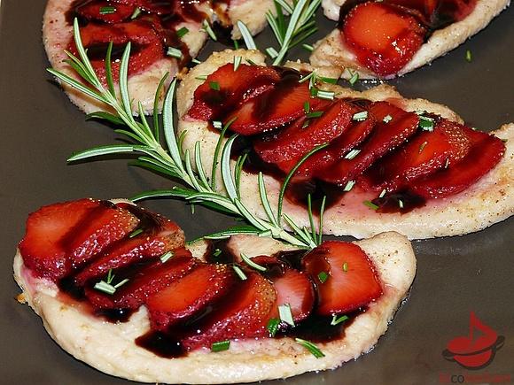 Filet z indyka z truskawkami i sosem balsamicznym