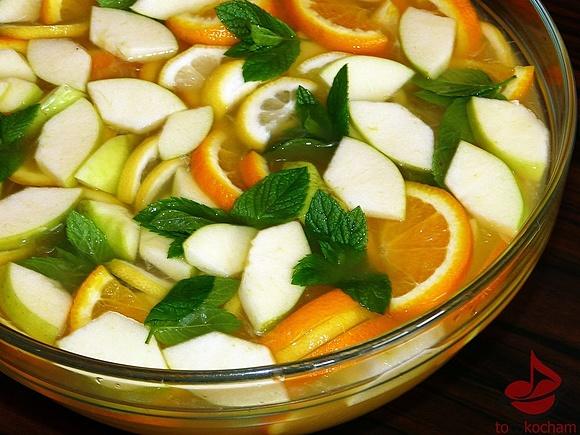 Lemoniada pomarańczowo-cytrynowa z miętą i jabłkami