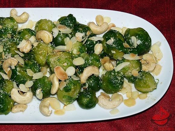 Brukselka z orzechami i parmezanem