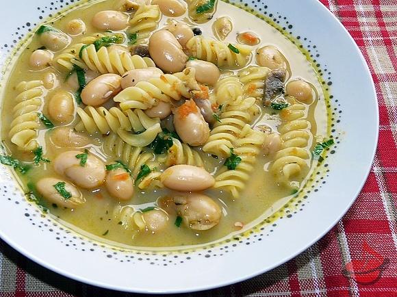 Zupa fasolowa z makaronem
