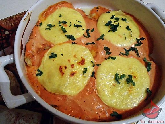 Tilapia w sosie keczupowym