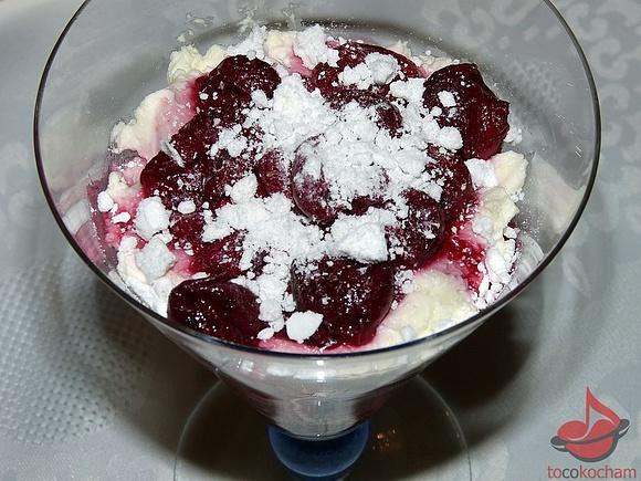 Deser mascarpone z bezą i wiśniami
