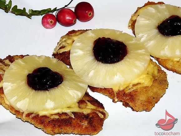Kotlet schabowy z ananasem i żurawiną