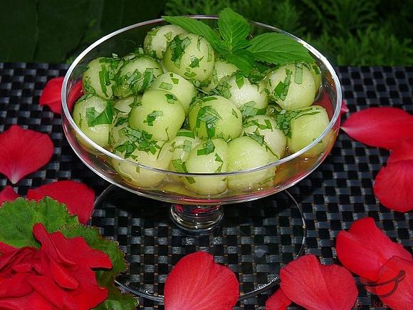 Melon z miętą i brandy - orzeźwiająca deserowa sałatka