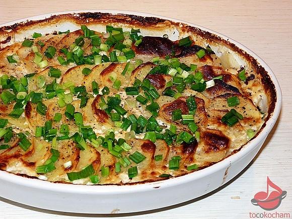 Zapiekane ziemniaki - prosty przepis na danie z mlekiem i śmietaną
