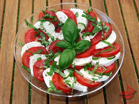 Sałatka caprese z pomidorów i mozzarella