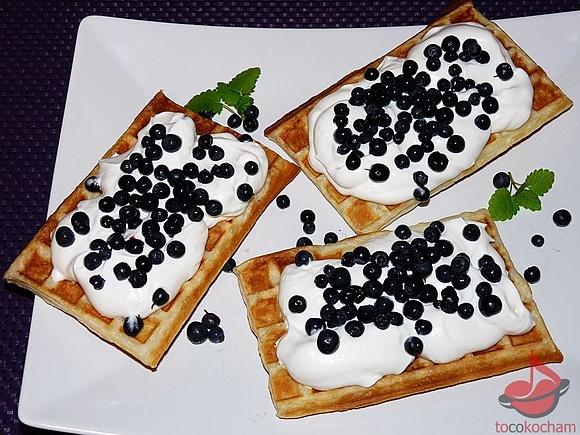 Gofry francuskie z bitą śmietaną i jagodami