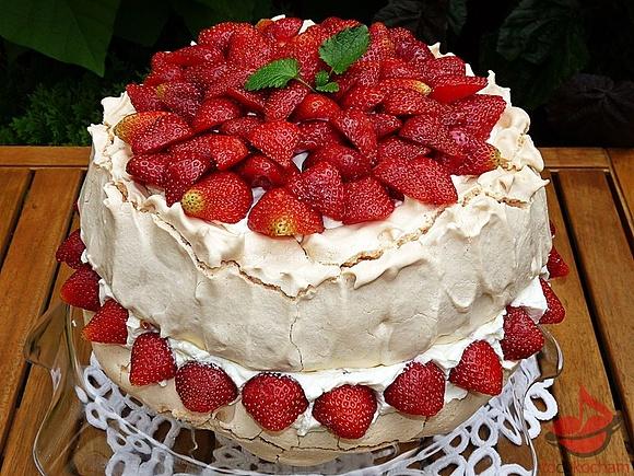 Tort bezowy z truskawkami