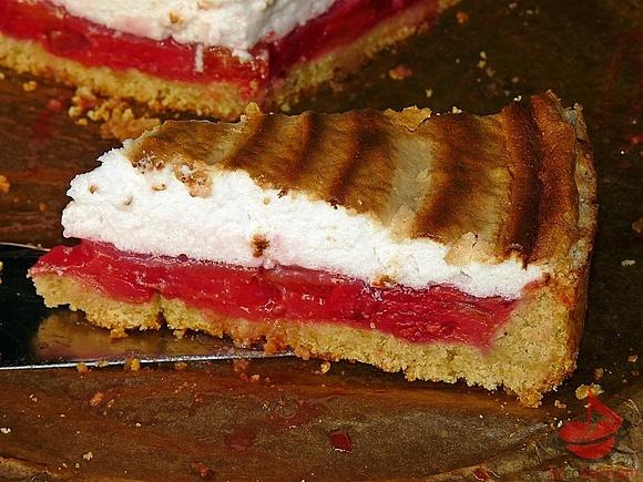 Kruche ciasto z rabarbarem i bezą