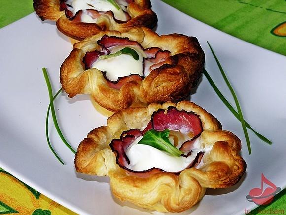 Koszyczki z ciasta francuskiego z jajkiem i szynką