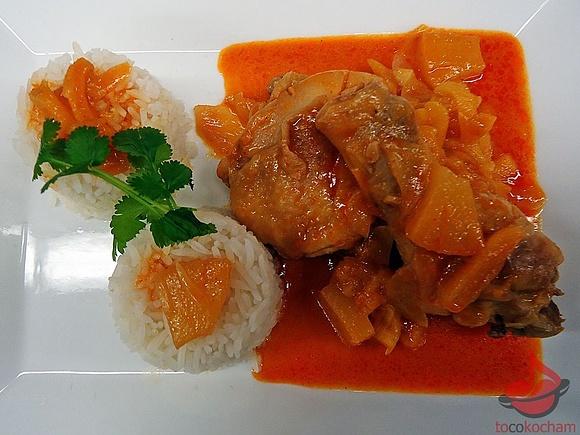 Udko kurczaka w sosie curry z ananasem i morelami
