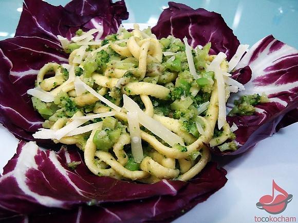 Makaron linguine z brokułami i anchois