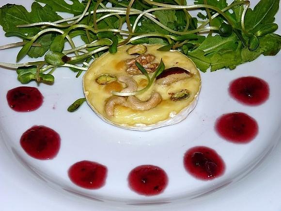 Pieczony camembert z orzechami - szybka przekąska na gorąco