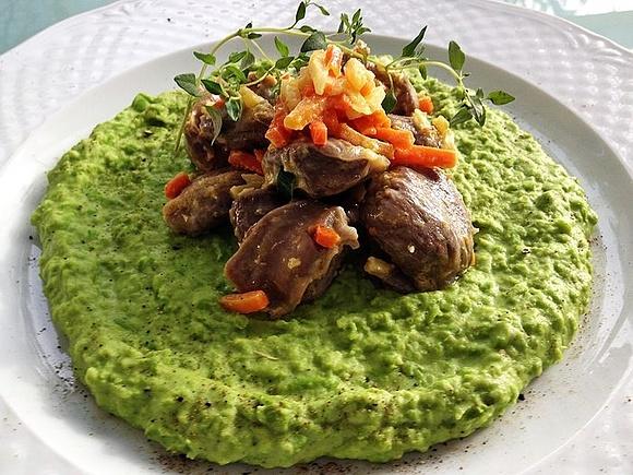 Żołądki drobiowe z puree groszkowym