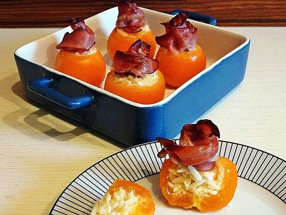Pomidor faszerowany makaronem i szynką