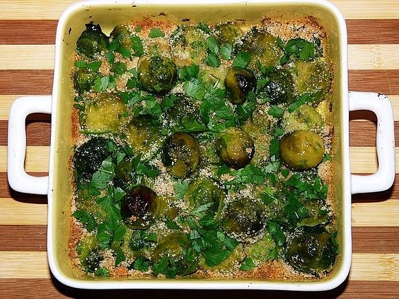 Zapiekana brukselka z orzechami i parmezanem
