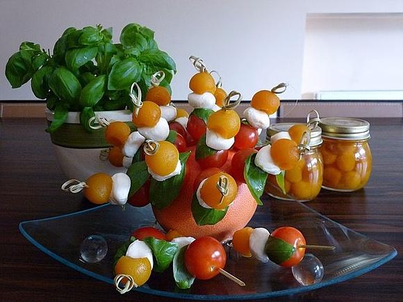 Miniszaszłyki z dynią, pomidorem i mozzarellą