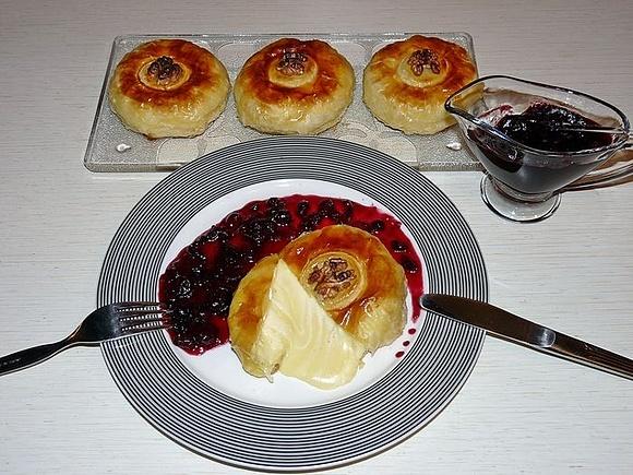 Camembert w cieście z sosem żurawinowym