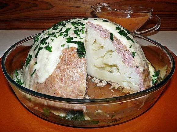 Kopiec kalafiorowo-mięsny z indykiem i mozzarellą