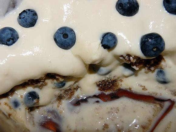 Krem z mascarpone i borówkami