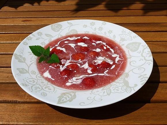 Zupa truskawkowa z lanymi kluseczkami