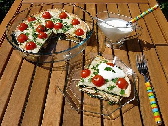 Zapiekana tortilla z kurczakiem i szpinakiem