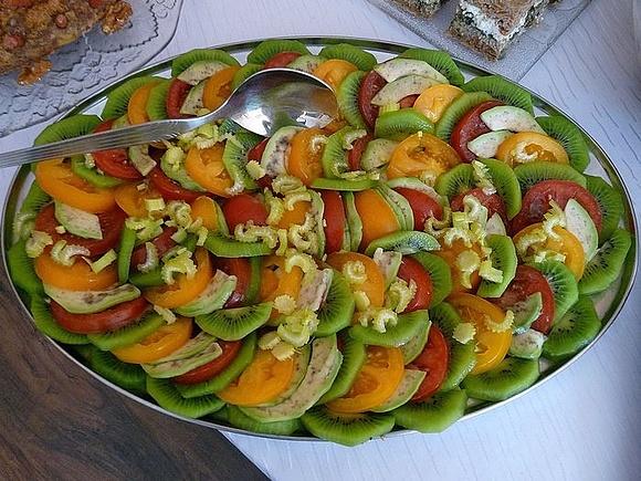 Sałatka z pomidorami, kiwi i awokado