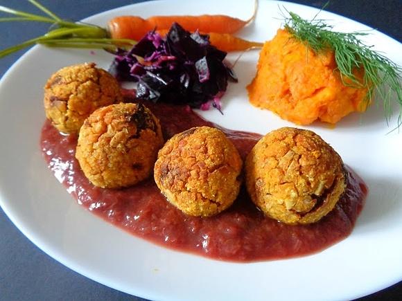 Wegańskie pulpety z sosem śliwkowym, puree batatowo-dyniowym i duszonymi marchewkami