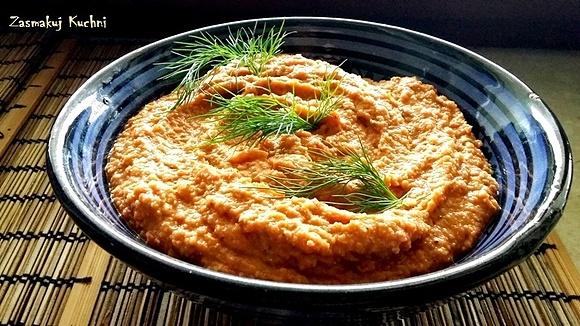 Pasta z ciecierzycy, pomidorów i papryki