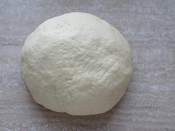 Ciasto na pizzę - łatwy przepis na domową pizzę
