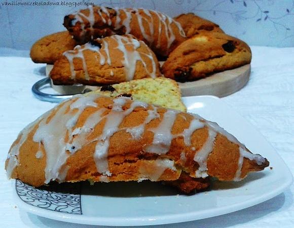 Scones z żurawiną i śmietaną kremówką