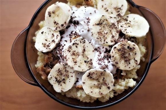 Jaglanka banoffee bezglutenowa z daktylami i bananem