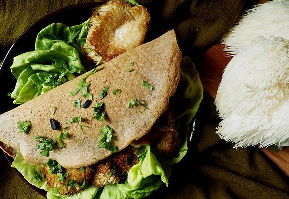 Stek z soplówki jeżowatej z czarnym czosnkiem i kolendrą w bezglutenowym placku z płatkami quinoa