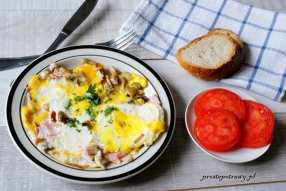 Pikantny omlet na śniadanie z boczkiem i grzybami