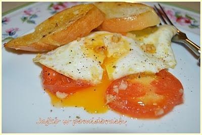 Jajko w pomidorach z czosnkiem i bagietką