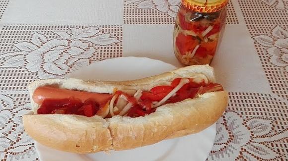 Hot dog z sałatką warzywną i parówką