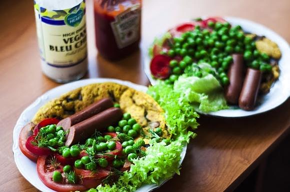 Bezjajeczny omlet z pieczarkami i warzywami na śniadanie