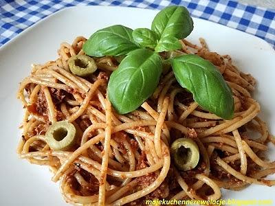 Spaghetti z czerwonym pesto z suszonych pomidorów
