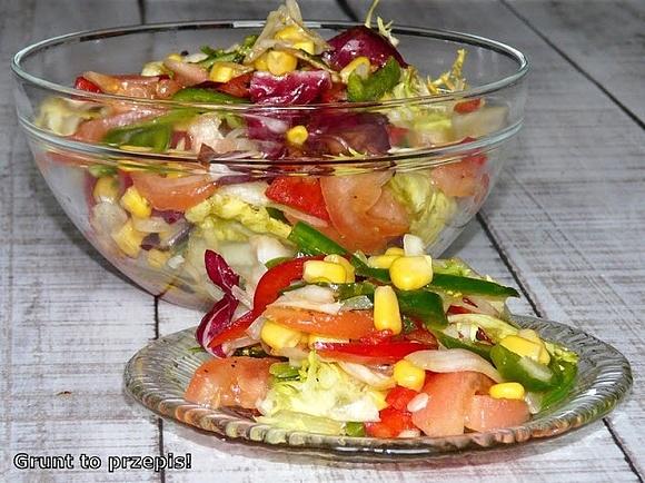 Surówka śmieciówka z papryką pomidorem i kukurydzą